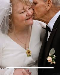 There is no bond so close as the one between a girl & her horse.”- Rhonda  Hendricks • • • Photographer: Tessa Makell Photography Host: @alexiswinward  AW Creates Florals: Fowles Floral Headpiece: