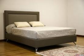 Al letto con contenitore in offerta si possono aggiungere letto contenitore rialzato da terra grevy con piedini alti in finiture a scelta e testiera sagomata ad ali mobili. Letto Con Piedini In Legno Simple Vama Divani