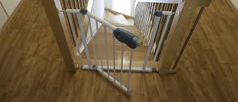 Klappbare bettgitter zeichnen sich dadurch aus, dass diese einfach abgeklappt werden können, während sie absolut funktionsfähig am bett befestigt sind und bleiben. Treppenschutzgitter Test Bzw Vergleich 2021 Computer Bild