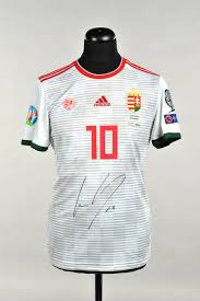 Born 25 october 2000) is a hungarian professional footballer who plays for bundesliga club rb leipzig and the hungary national team. Wohltatigkeitsaktion Des Staatlichen Mediums Lothar Matthaus Bot Auch Drei Trikots An