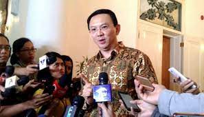 Menuliskan transcript yang berbeda dengan pernyataan ahok, kemudian ditambahi dengan kalimat sangat provokatif. Dilaporkan Soal Penistaan Agama Ahok Paling Polisi Ketawa Metro Tempo Co