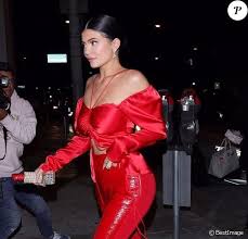 Entre l'arrivée du quatrième enfant de kim et kanye west, les conflits. Khloe Kardashian Trompee En Larmes Kylie Supplie Ses Soeurs D Epargner Jordyn Purepeople