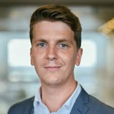 Omsider er Kian Fonoudi og jeg i luften med vores fælles hjertebarn,  podcasten Fodbold Forfra, produceret i vores fælles firma, Set Piece  Production.