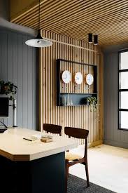 Un Mur En Bois Chez Soi Pour Creer Une Ambiance Singuliere Bardage Bois Interieur Mur En Bois Deco Maison