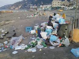Genova Voltri, la festa in spiaggia e il risveglio tra i rifiuti: Dovremmo  portarci i nostri figli? - Genova 24