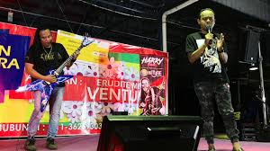 Bm e a dari semalam kutunggu f#m bm fikir kau pulang ke pangkuanku e a kudengarkan lagu cinta f# bm pilihan terbaik kita e a kumainkan cd berulang f#m bm lupakan segala ucapan e a perpisahan yang kau pinta. Safie Ayob Aku Insan Tak Sempurna Chord Gitar Kord Melayu Malay Guitar Chords Archive