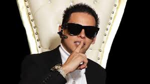 El patrón se puso romántico! Alex Marín celebró su primer aniversario con  una de sus novias