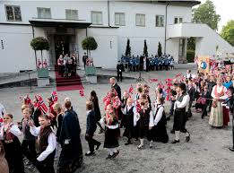 Flere av landets politidistrikt hadde søndag kveld fullt opp med å håndtere fyll og bråk. Happy Constitution Day The Royal House Of Norway