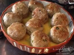 Mettete a cuocere il pollo e quando inizierà a rosolare versate il vino bianco. Polpette Al Vino Bianco Le Meraviglie Di Cicetta