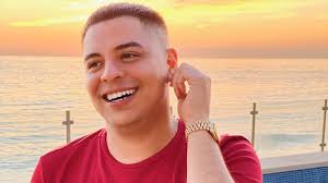 El rostro del vocalista de maná, fher olvera, ejemplifica de nuevo que los excesos no son buenos y que las operaciones estéticas pueden acaban desfigurando la cara si no se hacen con criterio y mesura. Eduin Caz Vocalista De Grupo Firme Presenta A Su Nuevo Hijo