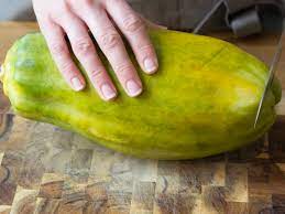 Die früchte der papaya wachsen an einer baumartigen pflanze in tropischen ländern und werden meist als flugware hierzulande in den handel gebracht. Papaya Richtig Zubereiten Der Exotische Vitaminkick