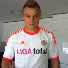 Manuel neuer childhood story plus untold biography facts. Xherdan Shaqiri Verrat Ruckennummer Bei Facebook Und Posiert Im Bayern Trikot Fc Bayern