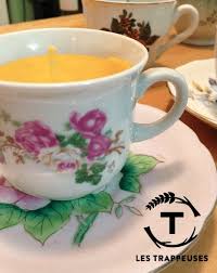 Les Trappeuses Vous Presentent Une Recette De Chandelles Facile A Realiser A La Maison Avec Des Ingredients Eco Resp Diy Natural Products Diy Natural Body Care
