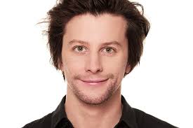 ++ definitiv ein modernerer look, wie ihn heute auch viele jüngere leute im alltag tragen. Rote Rosen Rollen Jonathan Beck Als Timo Saravakos Deutsche Dailys De