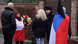 Od obce, kde je starostkou jeho žena. U Babisova Domu Se Protestovalo Lide Prinesli Rakev Svicky I Koblihy Idnes Cz