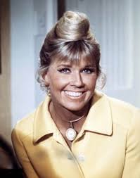 This past week I colored old black and white photos of Doris Day. And  judging by the many nice comments, it is appreciated. I thank you very  much. 😉😊