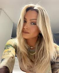 Nikki Hook's Instagram, Twitter & Facebook