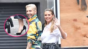 3, klum married kaulitz on a yacht in capri, italy, in front of close friends and family, including kaulitz's twin brother and fellow tokio hotel musician, bill kaulitz. Im Partner Look Bill Kaulitz Heidi Klum Mit Hohen Hacken Promiflash De