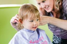 kinderfrisuren tipps fur den ersten friseurbesuch kindern haare schneiden kinder frisuren kleinkinder haare