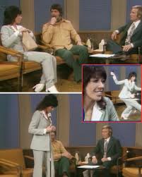 ONE SENTENCE. ONE SILENT EXIT. TV HISTORY CHANGED. 📺🔥 No shouting. No  argument. No second chances. When Lily Tomlin calmly stood up and walked off  The Dick Cavett Show, she delivered one