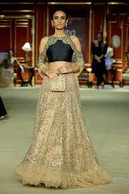 Latest Indian Fashion Trends For 2018 Bollywood Fashion Week Styles Then promptly put all of it behind you because it's almost 2019 and there are new trends to be made.