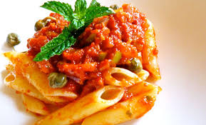 Per la ricetta della pasta fredda con pomodorini, origano, mozzarella, portate a bollore una pentola d'acqua, salatela e cuocetevi la pasta, scolatela molto al dente, conditela con g 20 di olio e fatela raffreddare allargata su di un vassoio. Pasta Fredda Al Pomodoro Fresco Con Capperi E Olive Leitv