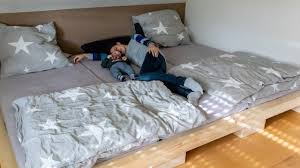 Familienbett bauen, diy bett bauen, wir bauen ein familienbett für 5, bauanleitung für familienbett großes familienbett einfach selber bauen. Wir Bauen Uns Ein Familienbett Follow Your Feet