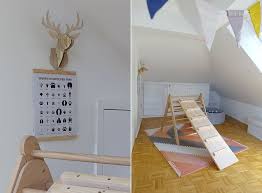 Kinderzimmer Dachschrage Junge Pikler Dreieck Stokke Kommode Sleepi Wimpelkette Bunt Filzkugeln Turnzimmer Kinder Zimmer Kinderzimmer Dekor
