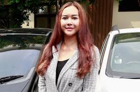 Karier profesional aura kasih diawali lewat keikutsertaannya di ajang miss indonesia 2007. Kgtburgdj92fm