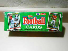 And these most valuable of the 1991 topps football cards hold enough hall of fame firepower to satisfy just about any gridiron taste. Vintage Topps Football Cards 1991 Complete Set Yt1 For Sale Online Ebay