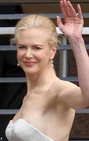 Famous downblouse and nipples collection | Candid Archive
