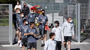 من أبرز هؤلاء اللاعبين اللاعب الألماني من الأصول التركية مسعود أوزيل المولود في 1988، وهو لاعب كرة قدم، وأصله من. Fa Ucyvk7ifonm