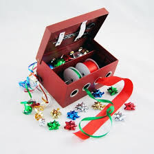Praktische Geschenkband Box 1 8 Mm Mit Metallverstarkten Osen Inhalt 2 Verschiedene Geschenkband Rollen Geschenkband Geschenke Aufbewahrungsbox
