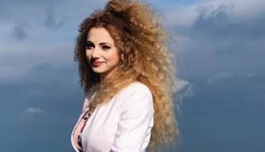 Barbi nem csak a bikinis fotó miatt kapott bókokat, hanem a fellépése után is. Opitz Barbi Alig Bikiniben Tancol A Balatoni Stegen Likebalaton