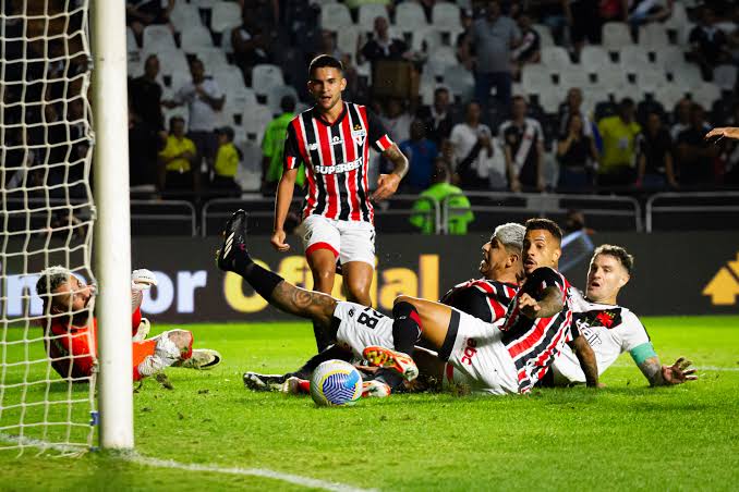 FIM DE JOGO! São Paulo perde para o Vasco e se complica