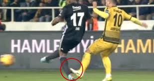 İlk profesyonel söleşmesini 2005 de senesinde beşiktaş ile imzalayan büyük, tecrübe kazanması için aynı sezon zeytinburnuspor'a kiralandı. Besiktas Malatyaspor Macinda Cuneyt Cakir Var A Bakip Adem Buyuk E Kirmizi Kart Gosterdi Haberler Spor Haberler Com