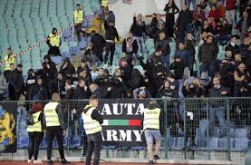 Rassismus dürfe in keiner weise akzeptiert werden, sagte caborn. Rassismus Eklat In Bulgarien Hitlergrusse Und Affenlaute England Fordert Untersuchung Fussball Stuttgarter Nachrichten