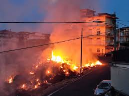 Catania, incendio minaccia lido balneare alla plaia, turisti evacuati. Emergenza Incendi A Catania Come Rimediare Comitato Romolo Murri Manca Volonta Politica