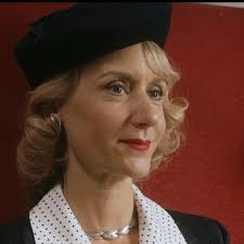 Fangede du den royale detalje i 'Badehotellet'? Fru Madsen med  dronningesmykker