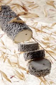 Le Sainte Maure De Touraine Est Un Fromage De Lait De Chevre Entier Cru A Pate Molle Portant Une Croute Cen Sainte Maure De Touraine Fromage Fromages De France
