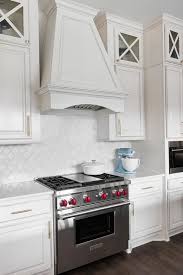 white kitchen with white arabesque