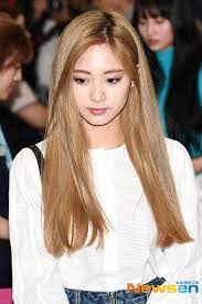 Jihyo and tzuyu with blond hair and dark brown while jeongyeon has blonde hair. O Xrhsths Misa á´— Sto Twitter Tzuyu Was Gradually Lightening Her Hair But Looks Like She S Going Full Blonde Now It Looks Amazing