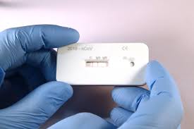 Für viele ist es eine erleichterung, sich spontan zu hause testen zu können. Schweizer Pharmakonzern Roche Kundigt Corona Schnelltest Fur September An