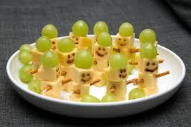 Fun Food Kids Winter Schneemann Snowman Cheese Kase Weintrauben Grapes Salzstangen Easy Einfach Schnell Fast Par Fingerfood Snacks Fur Party Kindergarten Essen