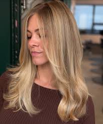 Effortless blonde for the perfect glow ✨ Hand-painted balayage for a  natural, sun-kissed finish. DM to book your appointment! 💇‍♀️💛 . . . . .  . . . . #BlondeBalayage #NYCHair #HealthyHair #