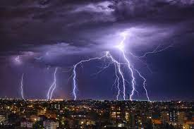 Ongeveer 200.000 keer per jaar slaat in nederland de bliksem in. Tips Wat Te Doen Bij Onweer En Bliksem Viadomo