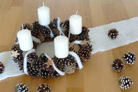 Adventskranz — in einer kirche der adventskranz, österreichisch adventkranz, ist ein meist aus tannenzweigen geflochtener tisch oder hängeschmuck im advent mit vier kerzen, den adventskerzen. Steffi S Hochzeitsblog Diy Adventskranz Aus Tannenzapfen