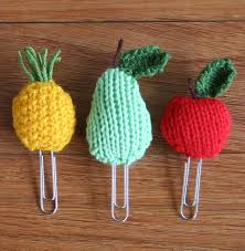 Quick, fun pattern for some knitted feathers that can be used for bookmarks, decorations, embellishment, and pet toys. Bookmark Knitting Patterns In The Loop Knitting
