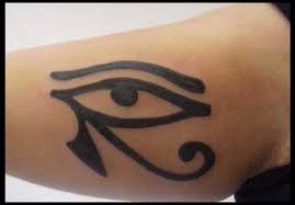 La creencia en el mal de ojo es tan amplia como antigua, y las pulseras que se utilizan para evitarlo son muy frecuentes. 10 Proteccion Contra El Mal Tatuajes Significados Tatuajeclub Com