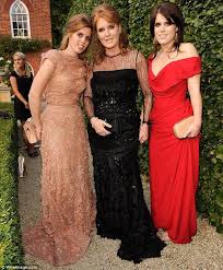 Sarah Ferguson And Her Daughters Princess Beatrice And Princess Eugenie Princesa Beatrice Vestidos Con Pedreria Vestidos De Gala